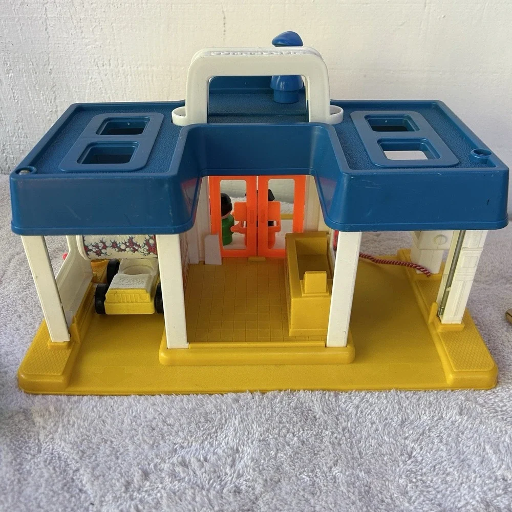 Fisher Price Vintage Little People Mini Mart #2580 With Cars People Figures EUC